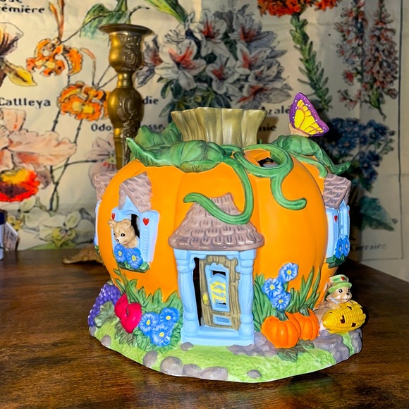 PartyLite Other - Adorable partylite animal pumpkin house light up house